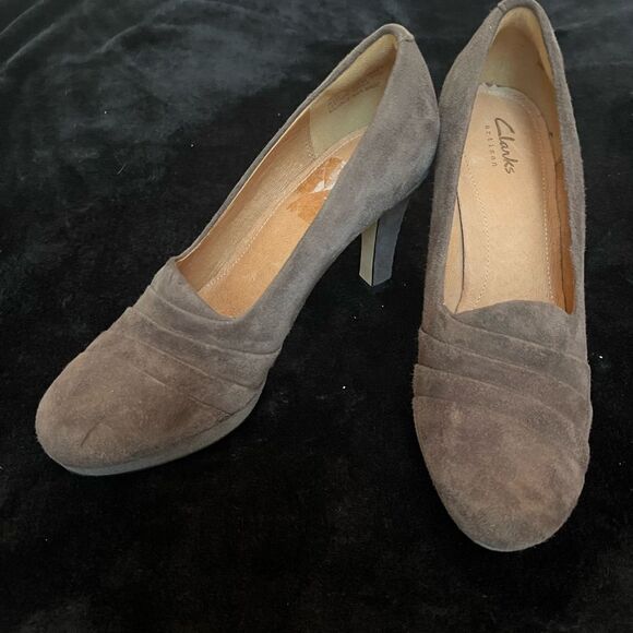 Clarks Artisan Delsie Joy taupe tan brown suede closed toe heels, size‎ 7 - Picture 1 of 10